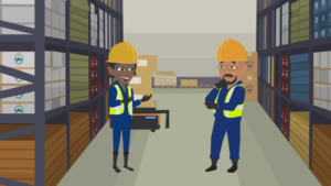 Deux ouvriers discutant dans un entrepôt.